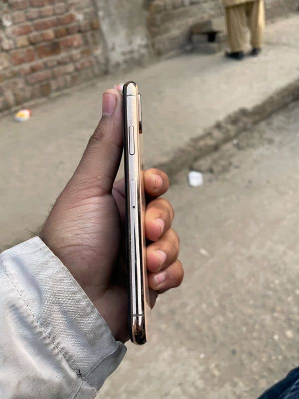 iphone XS golden clr 3