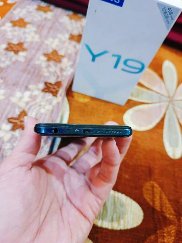 Vivo Y19  04/128 GB 5