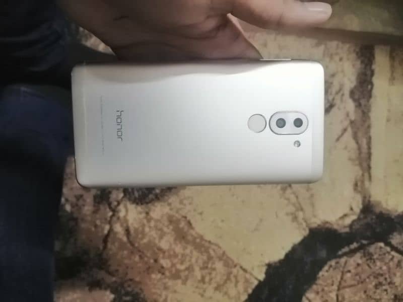 honor 6x with finger all ok bus thori body damage hai or panel broke h 1