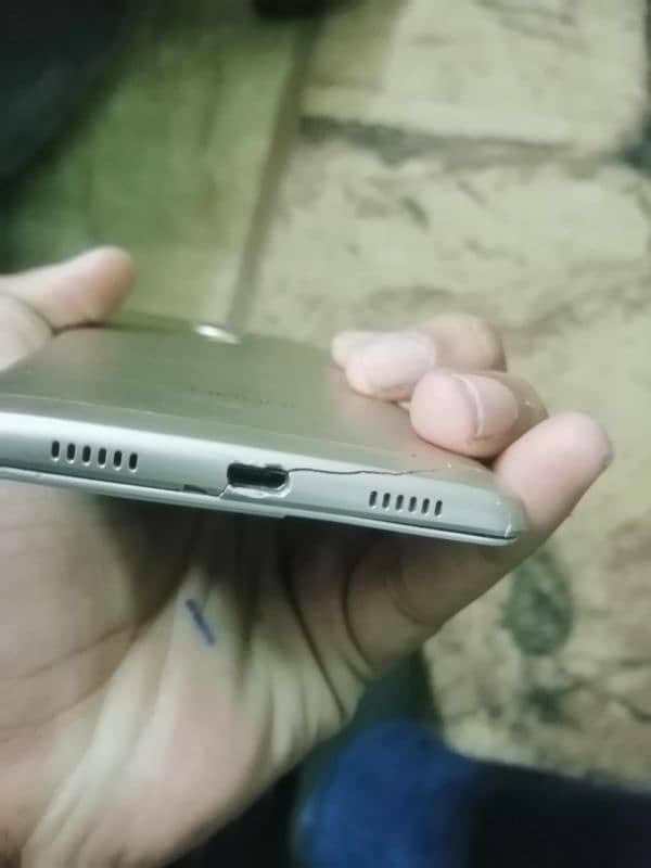 honor 6x with finger all ok bus thori body damage hai or panel broke h 3