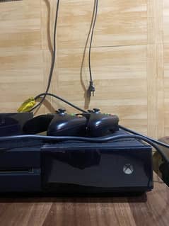 XBOX ONE WITH 2 CONTROLLERS