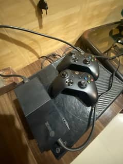 XBOX ONE WITH 2 CONTROLLERS