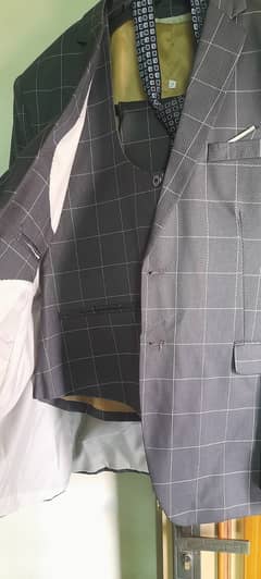 3 piece suit NEW with a tie as a gift