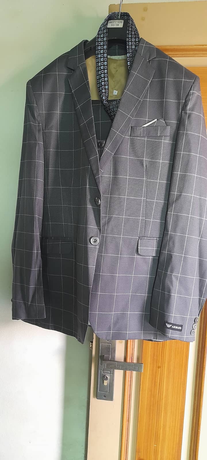 3 piece suit NEW with a tie as a gift 1