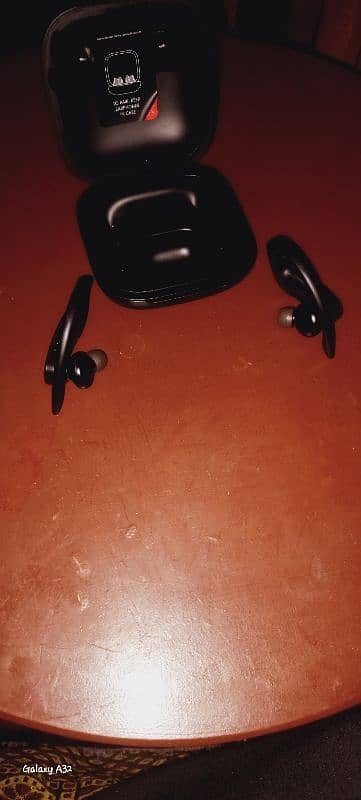 apple powerbeats litening charging port 4