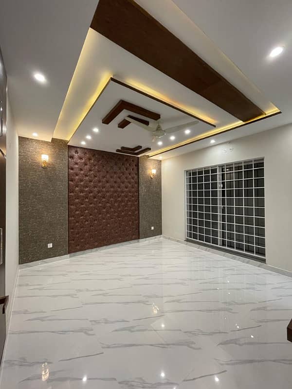 10 Marla House For Rent Available Janiper Block Bahria Town Lahore 12