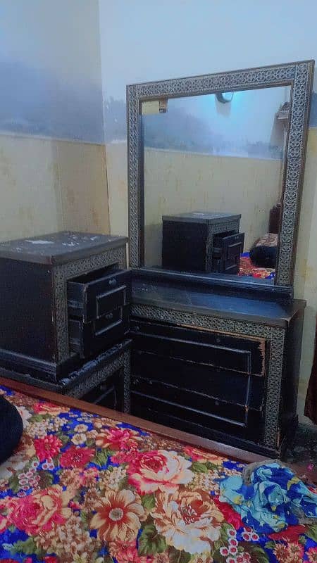 Dressing Table used but New condition with two side table's 3