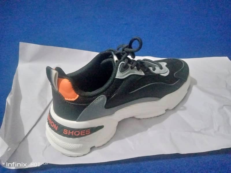 Sports shoes for sale for men,, size 7/40 9