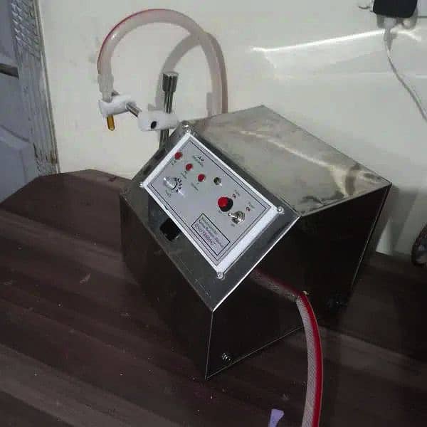 Liquid filling machine 3