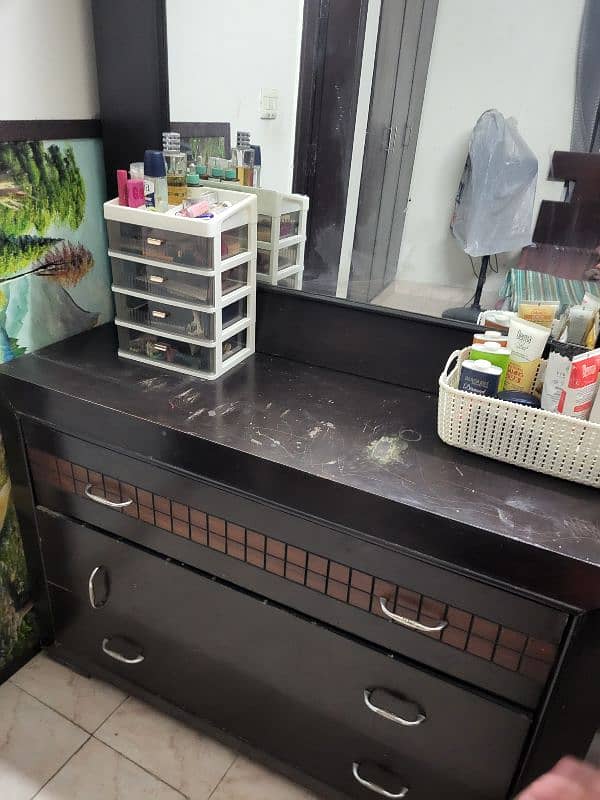 Only dressing table available 1