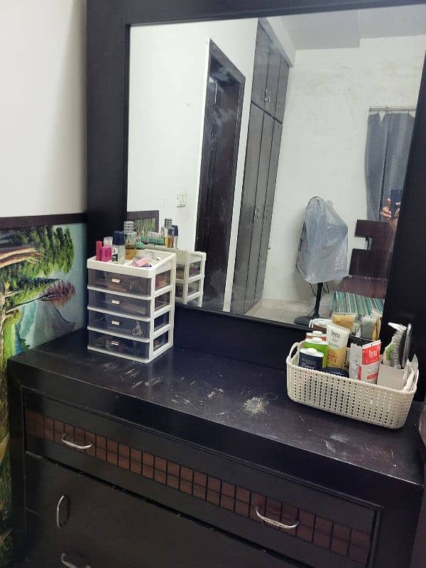 Only dressing table available 3