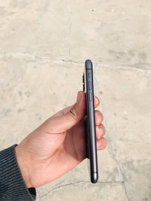 iPhone 11 water peak condition 10 by 10 64 gb 3