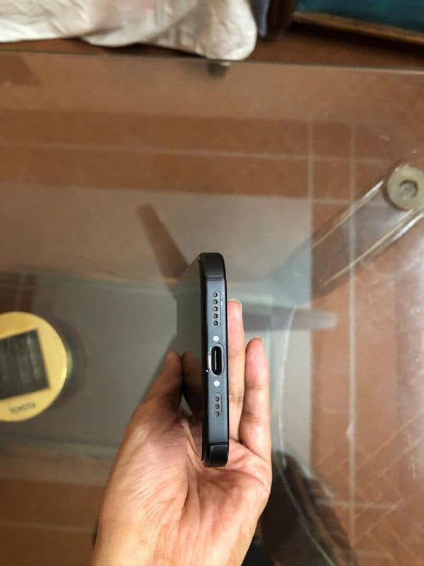 iPhone 15 water sealed 4