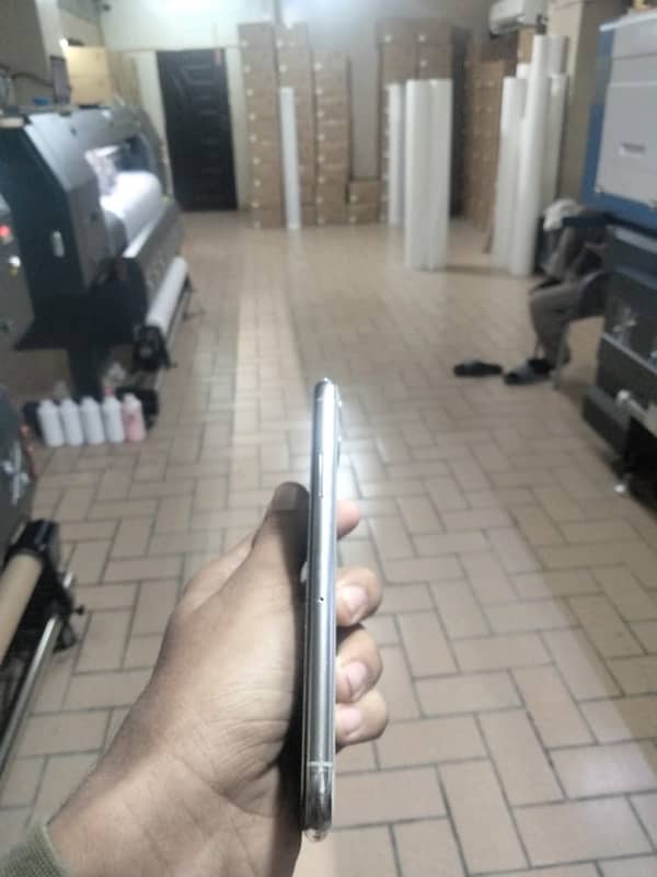 IPhone 11 Pro 64GB Non-PTA factory unlocked 5