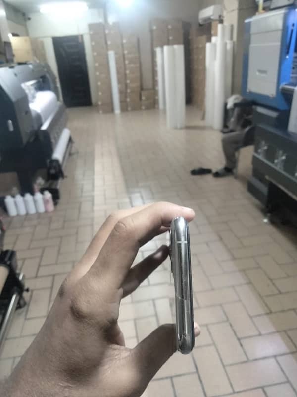 IPhone 11 Pro 64GB Non-PTA factory unlocked 6