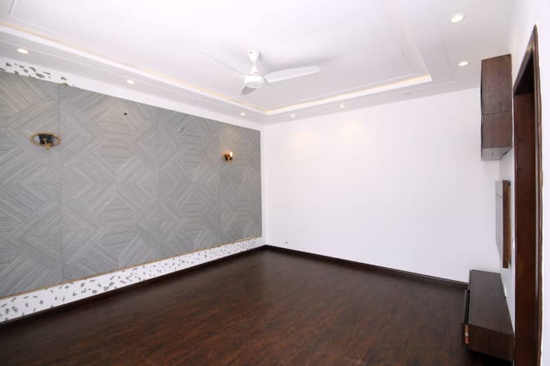 Separate Entrance-1 Kanal Adorable Upper Portion On Top Location For Rent in DHA Phase 5 Lahore 4