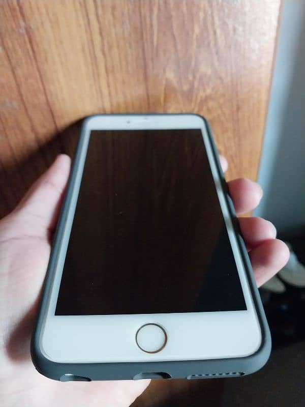 I phone 6s plus in excellent condition 1