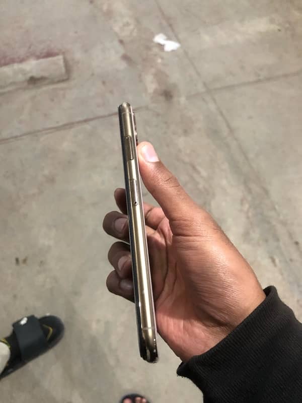 iPhone xs max 64gb pta 3