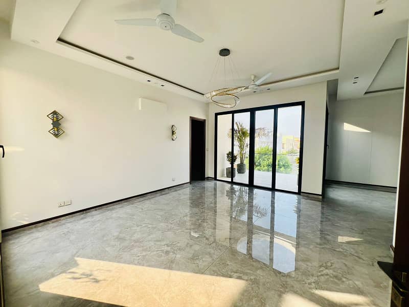 Corner House Of 1000 Square Yards Available For sale In DHA Phase 8 6