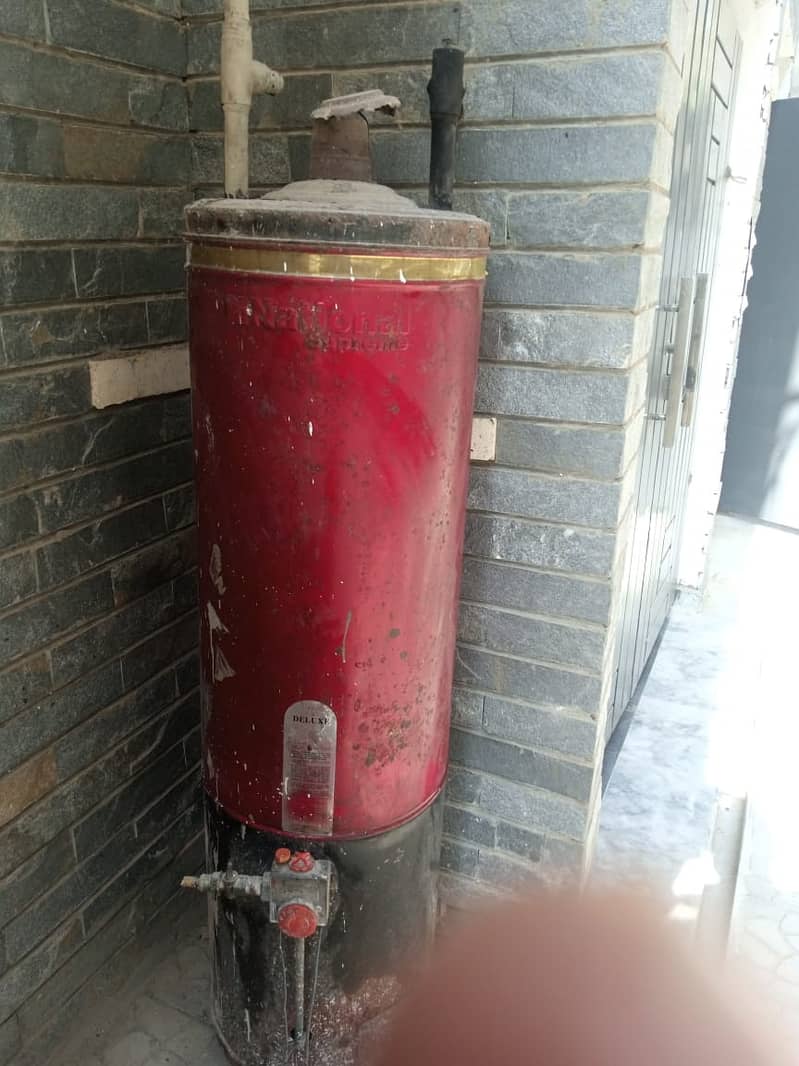 Geyser Good Condition 30 Gallon Tank 3