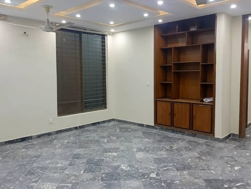 LUXURIOUS KANAL UPPER PORTION FOR RENT IN JOHAR TOWN LAHORE 8