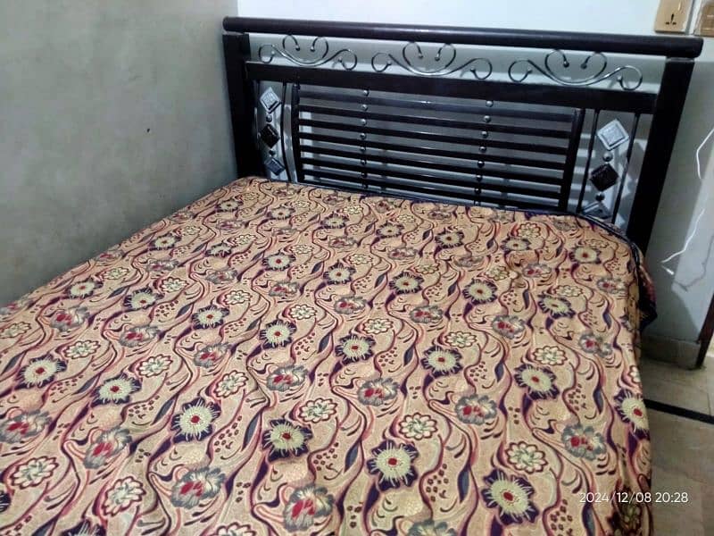 queen size iron bed in 10/10 condition 0