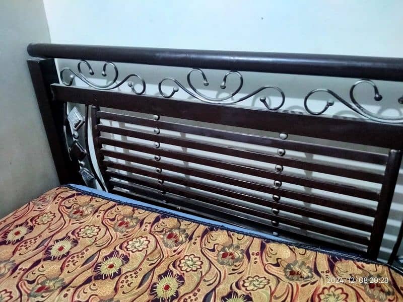 queen size iron bed in 10/10 condition 1