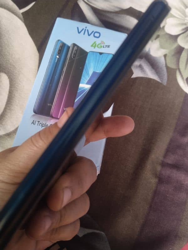 Vivo y17 8/256 ram rom used but gud condition mob with box 5