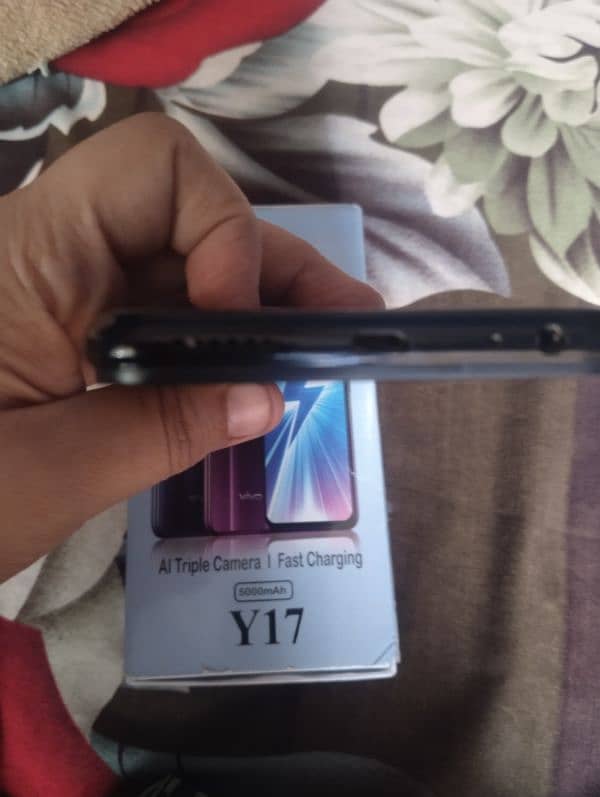 Vivo y17 8/256 ram rom used but gud condition mob with box 7