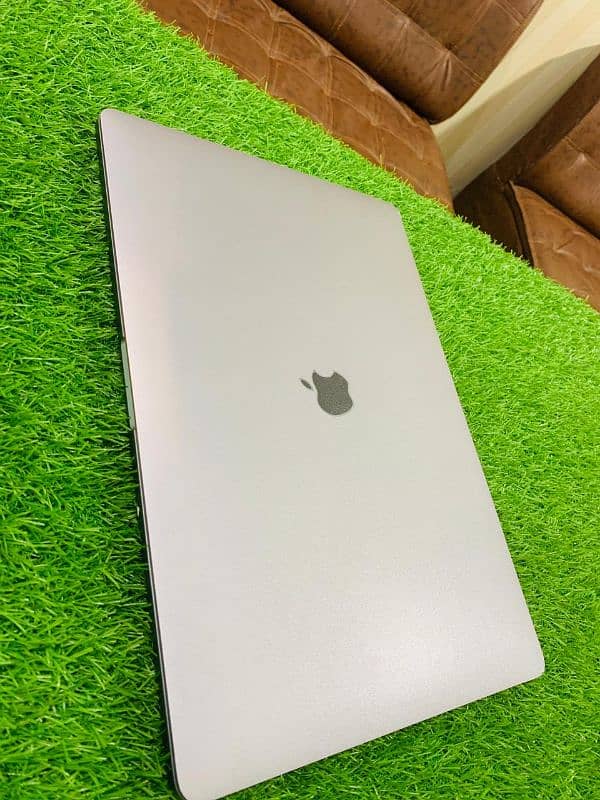 Macbook pro 2018 15 inch 32gb/512 gb 1