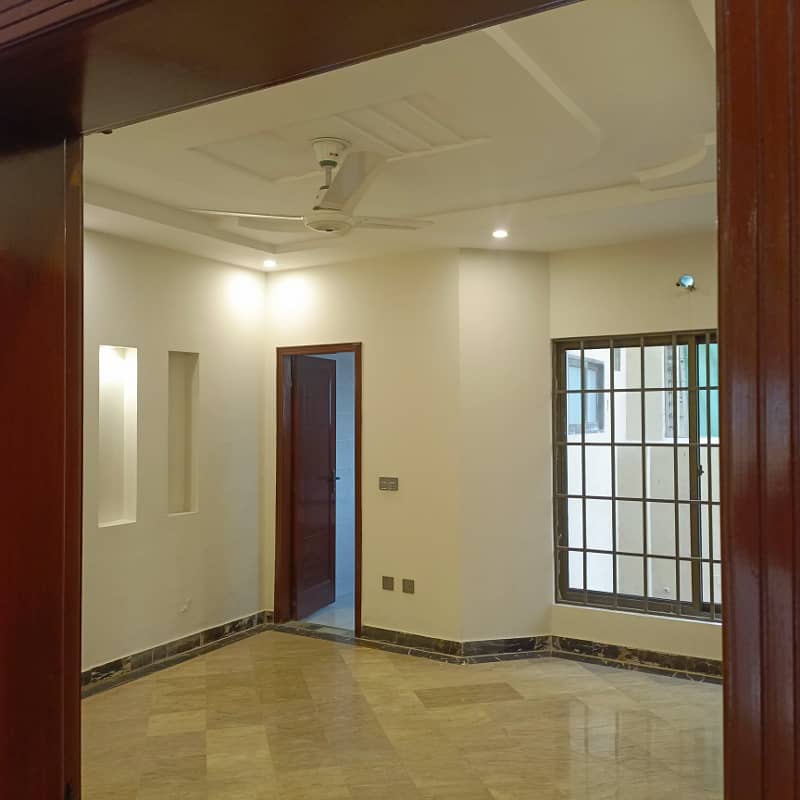 10 Marla House For Sale in Bahria Town Lahore. 17