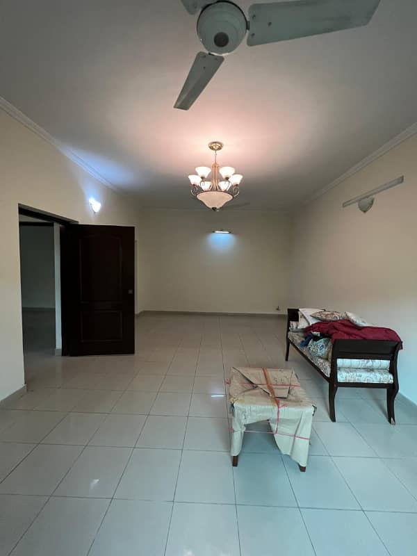 10 Marla 05 Bedroom House Available For Rent In Askari-10 Sector-C Lahore Cantt 8