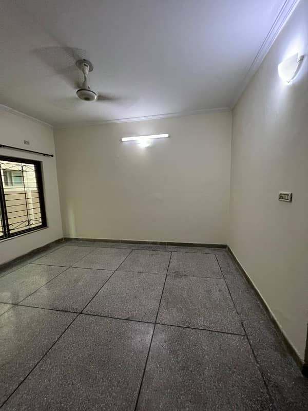 10 Marla 05 Bedroom House Available For Rent In Askari-10 Sector-C Lahore Cantt 14