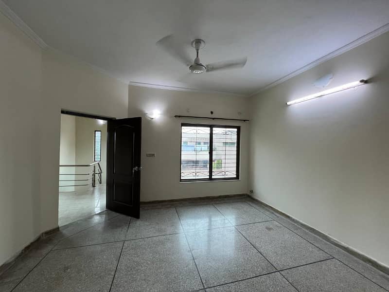 10 Marla 05 Bedroom House Available For Rent In Askari-10 Sector-C Lahore Cantt 25