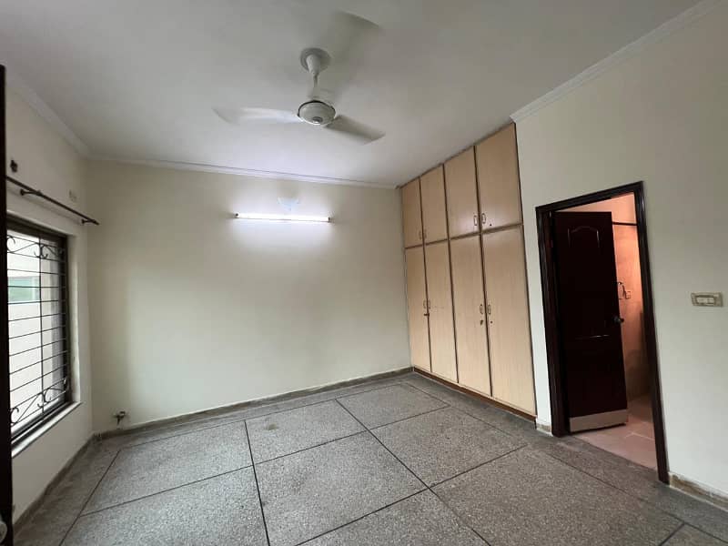 10 Marla 05 Bedroom House Available For Rent In Askari-10 Sector-C Lahore Cantt 26