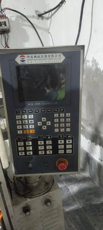 injection molding vertical routetrey machine 10