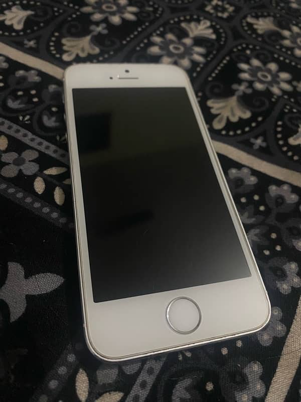 iphone 5s. 64 GB. good condition 7