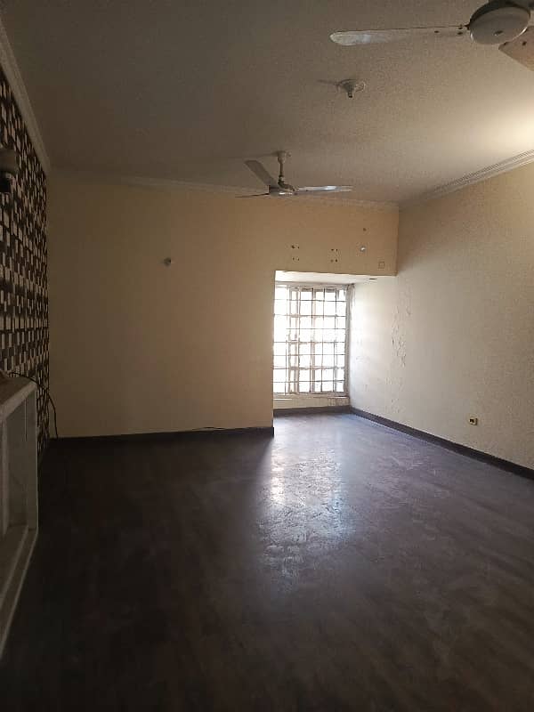 One Kanal House For Rent 12