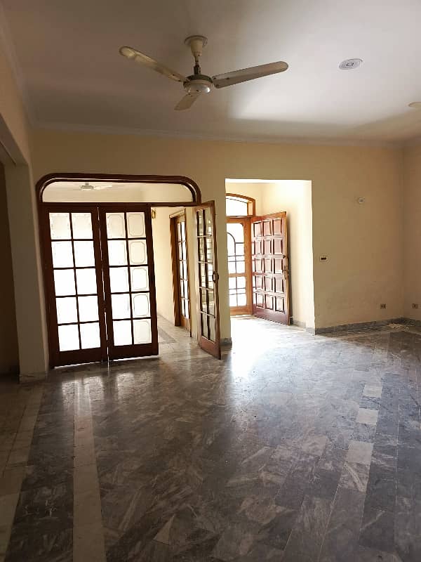 One Kanal House For Rent 31