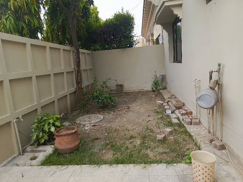 Well Maintained 10 Marla House In DHA Phase 4 For Sale 3