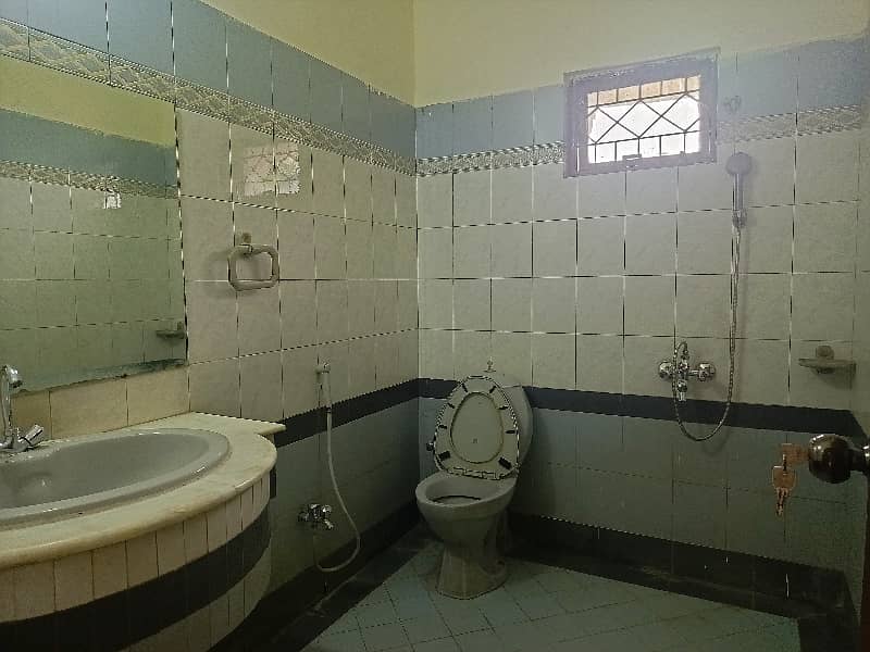 Well Maintained 10 Marla House In DHA Phase 4 For Sale 8