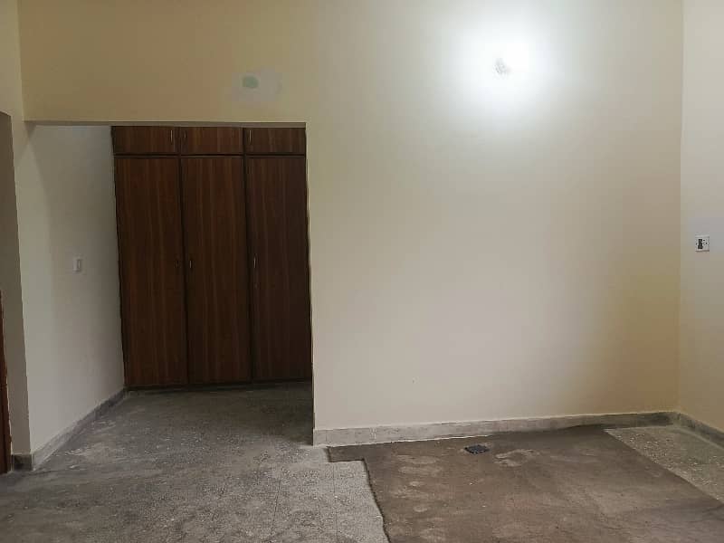 Well Maintained 10 Marla House In DHA Phase 4 For Sale 9