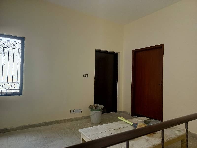 Well Maintained 10 Marla House In DHA Phase 4 For Sale 13