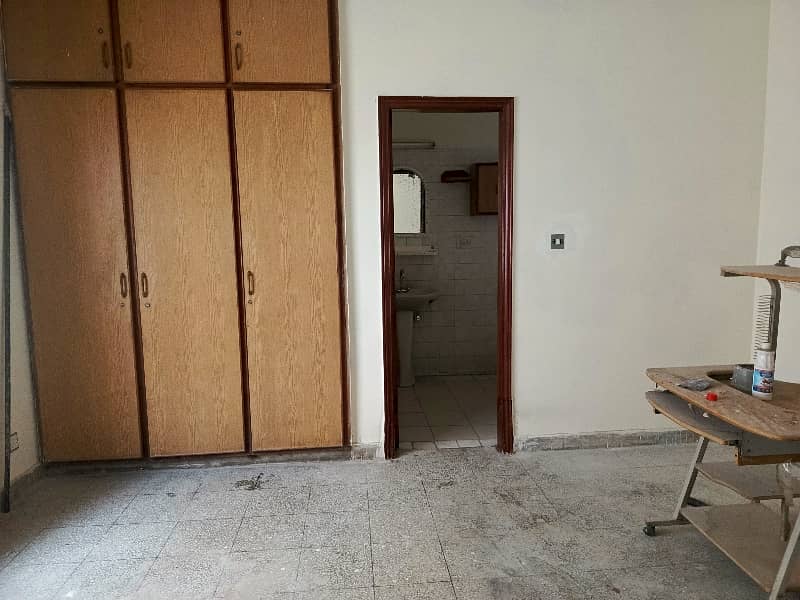 Well Maintained 10 Marla House In DHA Phase 4 For Sale 31