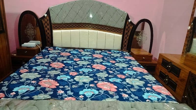 New Condition Full Bedroom Set Full Sheesham work 13