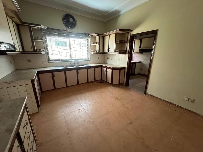 One Kanal House For Rent 13