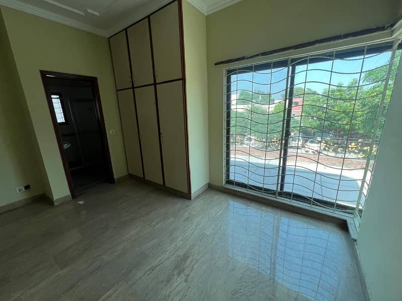 One Kanal House For Rent 28