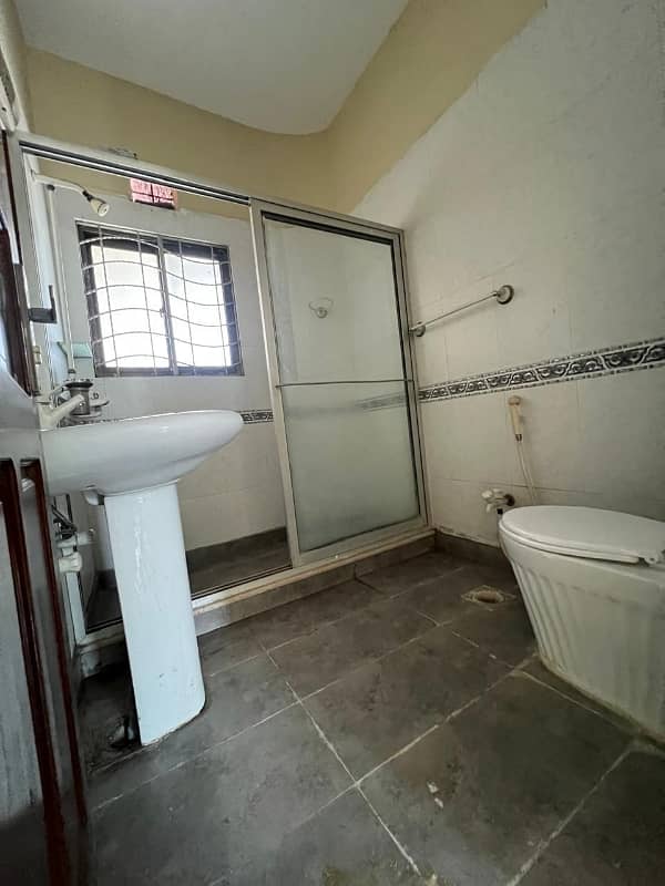 One Kanal House For Rent 30