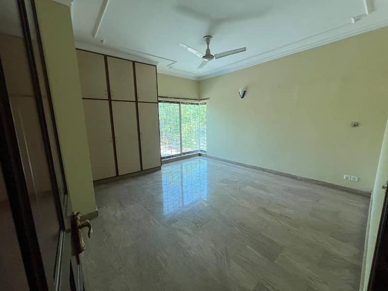 One Kanal House For Rent 31