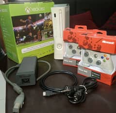 Xbox 360, 2 controllers, 1 HDMI cable, 1 power supply cable